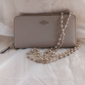 NWOT Coach Pebbled Leather Zip Wallet W/ Bonus Necklace Light Grey Gorgeous